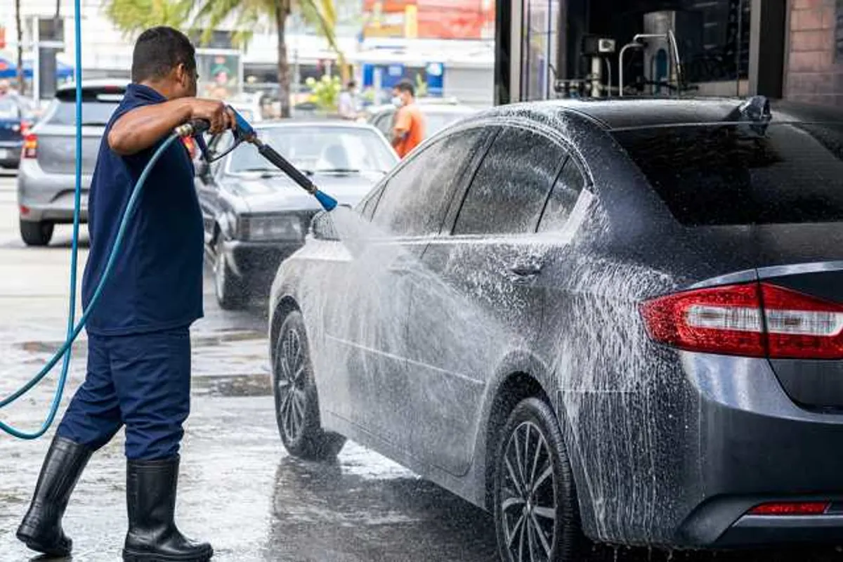 Lavagem de carro em lava-rápido na Bela Vista