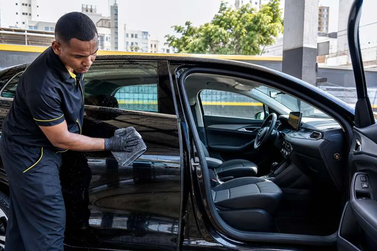 Lavagem completa de carro, interna e externa, em lava-rápido na Bela Vista