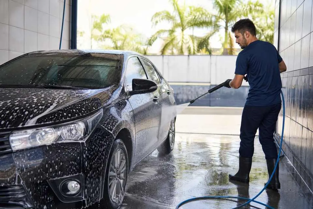 Lavagem profissional de carro com espuma e jato de alta pressão em lava-rápido no Paraíso